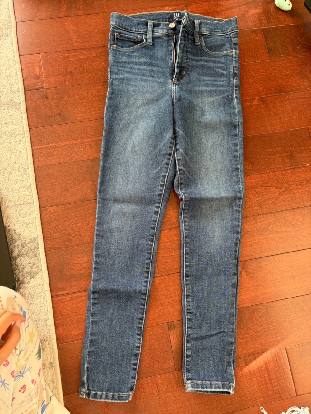 GAP Women's Skinny Jeans in Medium Blue Wash